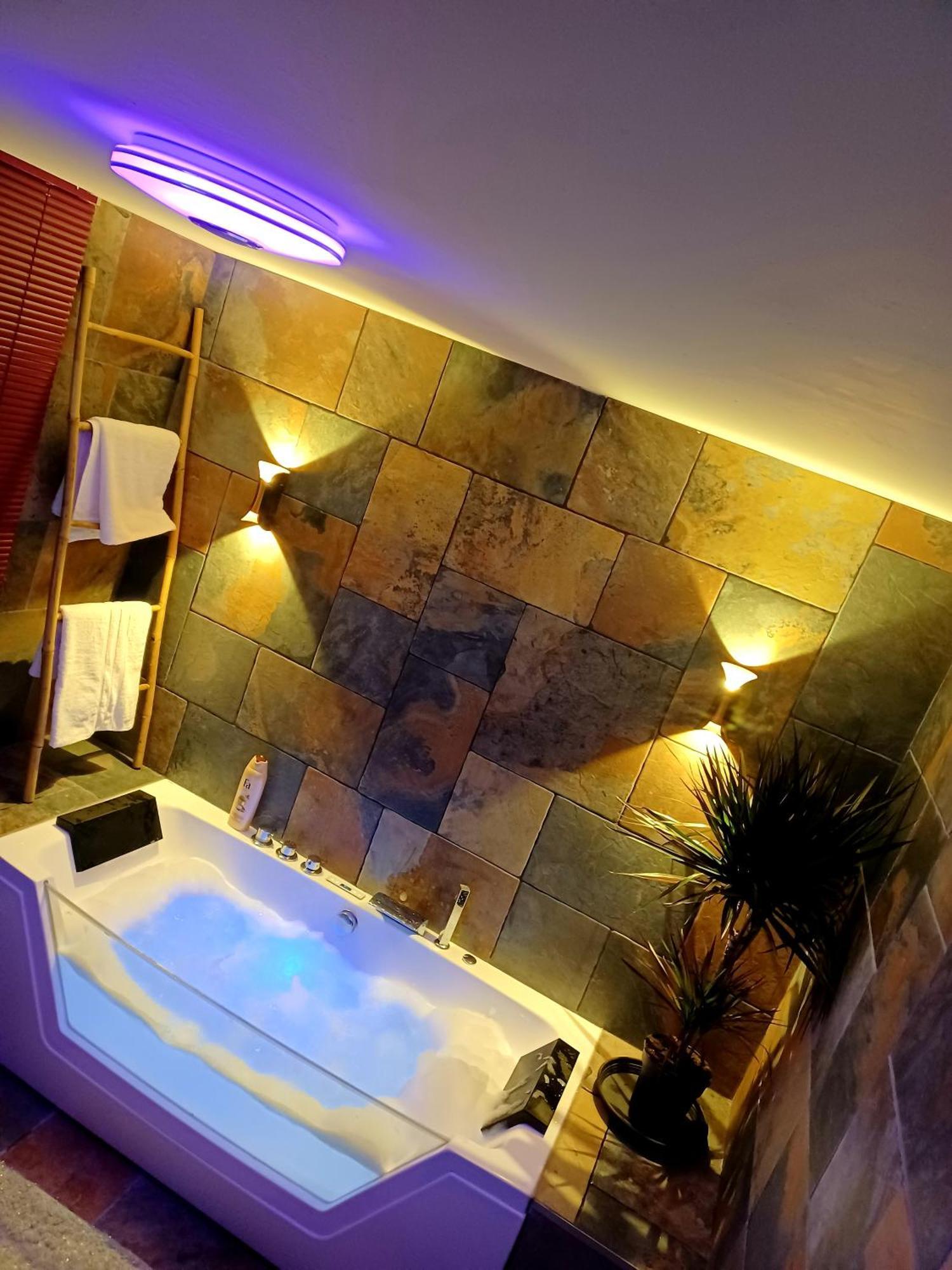 Les Charmes-Balneotherapie-Videoprojecteur-Netflix Baume-les-Dames Exteriör bild